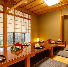 赤ちゃんがいても安心のお座敷個室テーブル下は掘り込みになています。