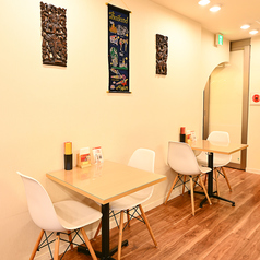 【2名掛けテーブル】店内はタイの装飾で彩っております♪お一人様でも大人数でのご利用でも！心よりお待ちしております。