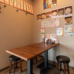 テーブルのお席は5名掛けテーブルのお席を2席ご用意しております。食べたいときに食べたいものがみつかるお店です。是非ご堪能下さい！！