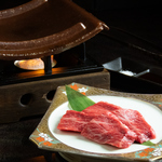 上品な赤身ときめ細やかな霜降りが特徴であり、口の中でとろけるような食感と濃厚な旨みが楽しめます