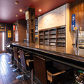 肘掛け椅子のあるカウンター席は、ゆったりとした座り心地でリラックスできます。最大6席ご用意しております。