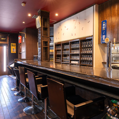 肘掛け椅子のあるカウンター席は、ゆったりとした座り心地でリラックスできます。最大6席ご用意しております。