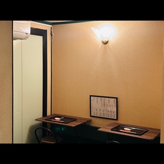 カウンター席以外に、お一人様用のお席が２席ございます。「おすすめの一杯」と共にご自身の時間を過ごされたい方に…。