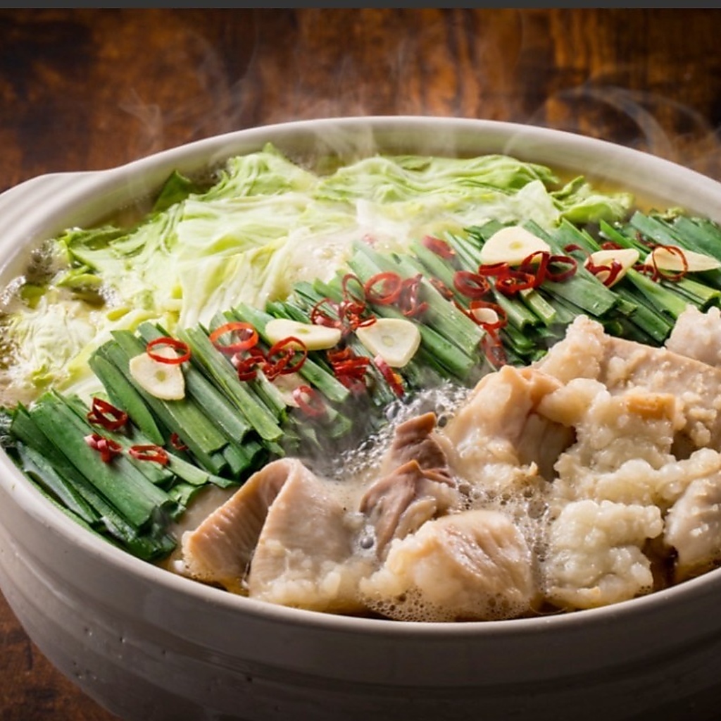 芝浦産直送のもつを使う本場仕込みの特撰もつ鍋。食べ飲み放題コースでもお楽しみいただけます☆