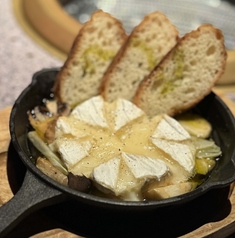 まるごとカマンベールチーズのアヒージョ