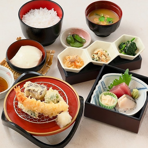 【季節の美味を楽しむ】当店人気メニュー!いろどり膳でお造りと天ぷらを楽しもう!1850円(税込み)の写真