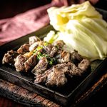 「総州　紅楽美」を特製の黒鶏油で炙りました。少しレアな状態で熱々の鉄板に乗せてご提供致します！