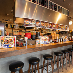 店内調理が見えるライブ感あるカウンター席。15席ご用意しております！