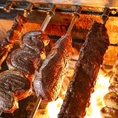 専用のシュラスコグリルを備え、太い串に刺した肉をじっくり回しながら焼き上げます。焼き加減を見ながら順番に提供する仕組みなので、席には常に焼きたてが届く状態。香ばしい匂いが店内に広がる時間帯は、それだけで食欲を刺激される名古屋・栄の名物設備です。