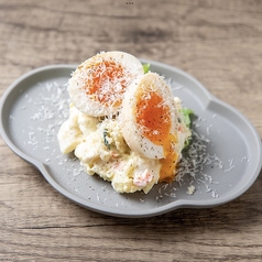半熟たまごとチーズのポテサラ