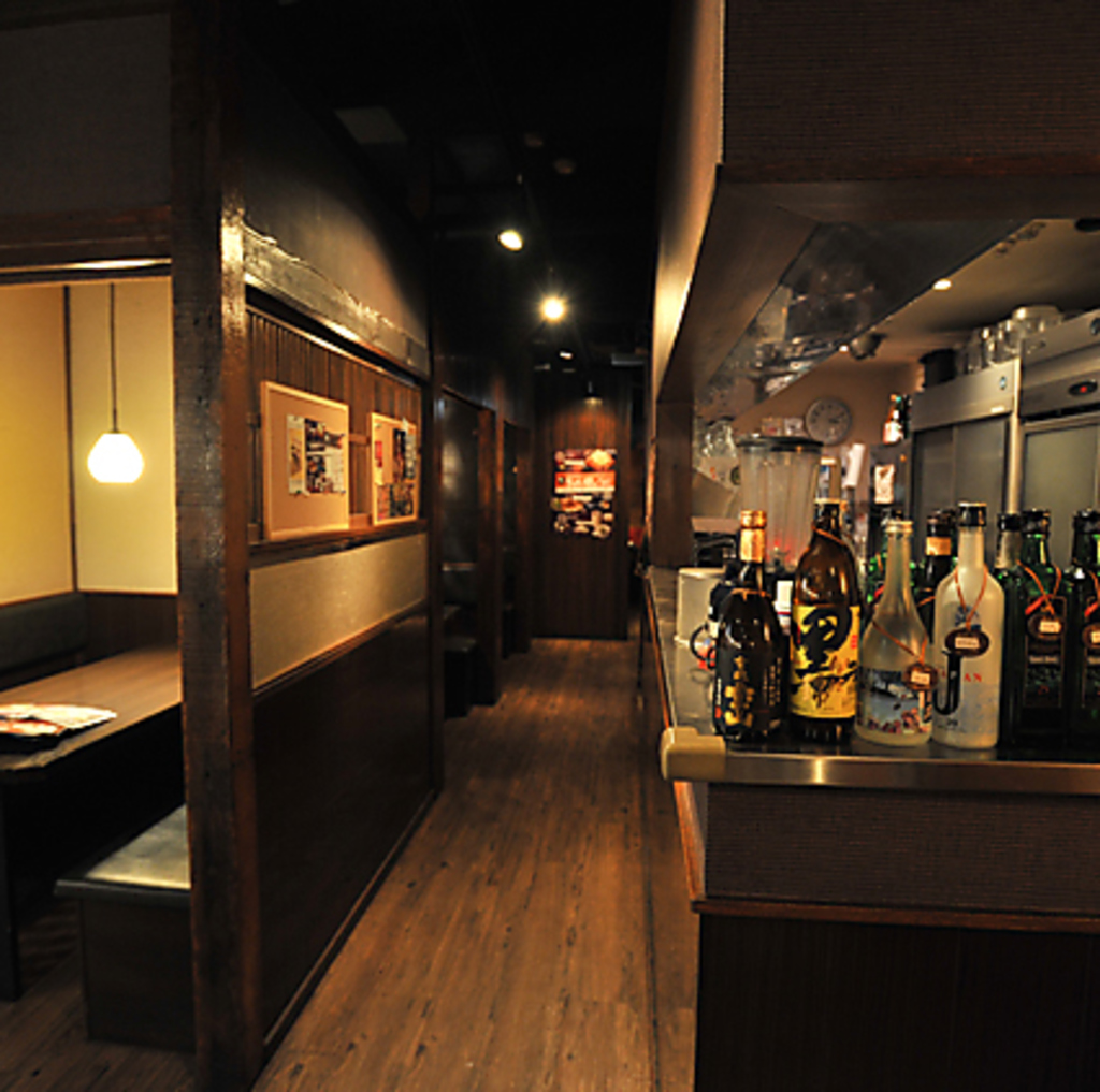 照明は明る過ぎず、落ち着いた優しい空間を創り出しています。