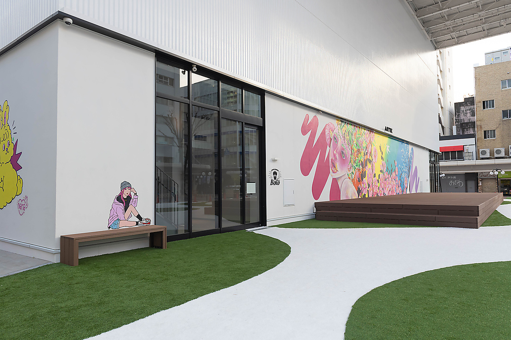 街の中でもひと際目立つ、おしゃれなARTIE。待ち合わせ前の時間つぶしにもお気軽にご利用ください◎