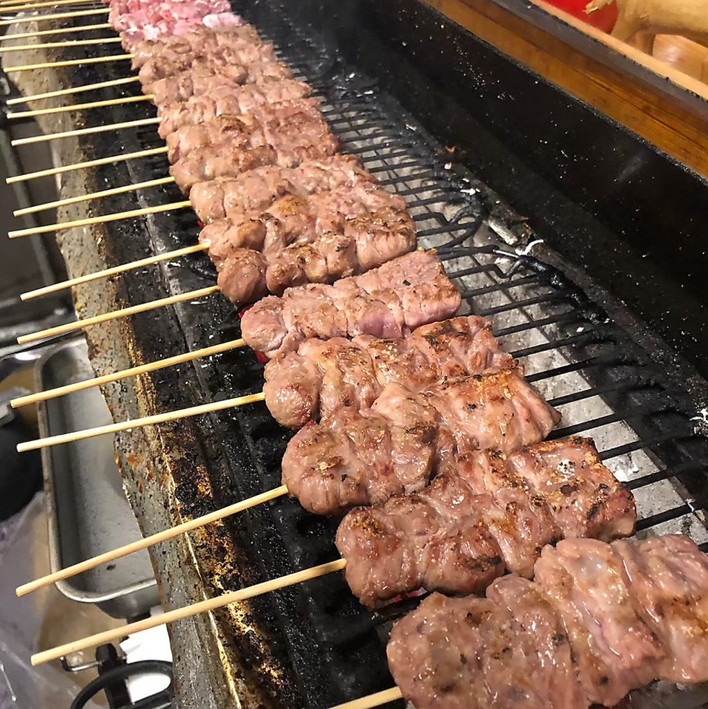 焼き鳥の旨みが凝縮された炭火焼きを、落ち着いた雰囲気の中でじっくりお楽しみいただける特別な空間
