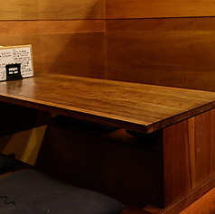 少人数での飲み会やご家族でのお食事にぴったりな4名様用テーブル席◎木目の温かみを感じる空間で、リラックスして食事を楽しめます。隣のお席とも距離感が程よく、落ち着いて語り合いたい夜にもおすすめです。