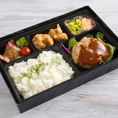 ビーフハンバーグとブランド唐揚げの奇跡のコラボ弁当