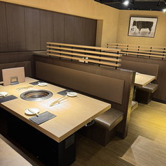 7名様から最大15名様まで利用できる小宴会席は、親しい仲間との集まりに最適な空間。ゆったりとしたソファ席と温かみのある木製テーブルが、落ち着いた雰囲気を演出し、和やかなひとときを楽しめます。