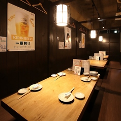 店内には、開放感とプライベート感を両立した使い勝手の良い個室席をご用意しております。最大12名様までご着席可能ですので、お仕事仲間とのちょっとしたお集まりや、ワイワイ楽しみたい女子会などのシーンにぴったり。程よい仕切りがある落ち着いた空間で、絶品のお料理と共にリラックスした時間をお楽しみください。