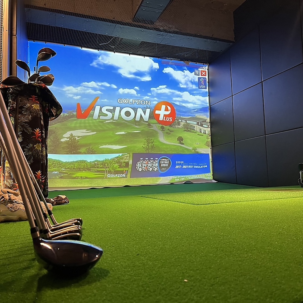 みんなでワイワイ楽しめるシミュレーションゴルフやカラオケなどのアクティビティもございます！