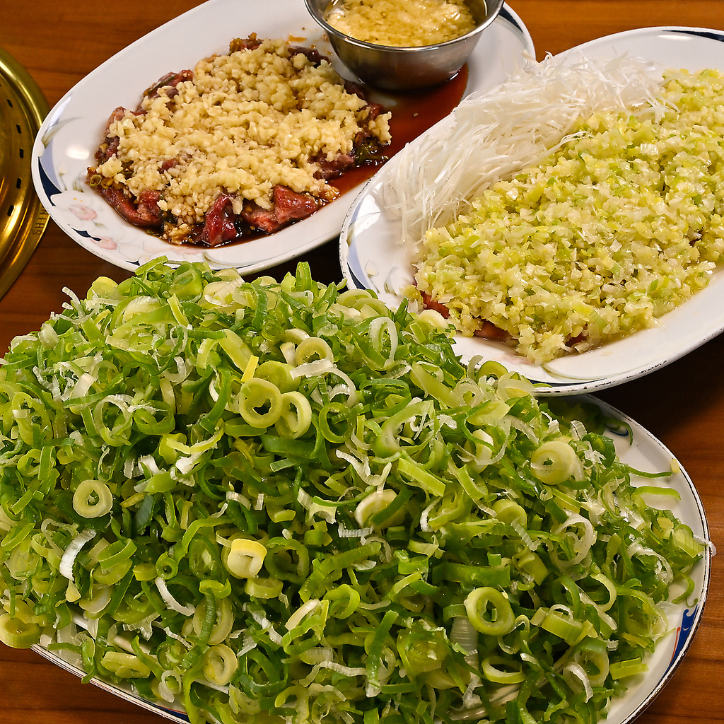 新メニュー『マウンテンメニュー』はインパクト大！お好きなお肉と楽しめる「爆盛りネギ」が人気です