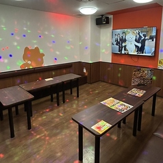 6名様、9名様、13名様向けのお部屋を各1部屋ずつご用意しております!中規模な飲み会やサークルの集まりなど、人数に合わせて快適にご利用いただけるプライベート空間です。当店は24時間営業&飲食物の持ち込み自由なので、終電を気にせず朝までたっぷり歌って盛り上がれます。大分駅からのアクセスも抜群です♪