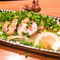 料理メニュー写真 鶏モモのタタキ