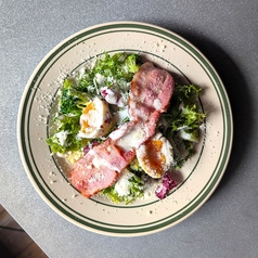 半熟卵のベーコンシーザーサラダ