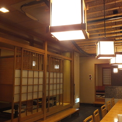 【1F】お一人様はもちろん、カップルでのご利用に最もおすすめしたいのがカウンター席です。横並びで座ることで自然と心の距離も近まり、目の前で上がる炭火の炎や調理の音を共有すれば、会話もより一層弾みます。職人の手さばきを眺めながら、二人だけの特別な夜をライブ感たっぷりにお楽しみください。