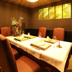 完全個室となります。個室料としてディナー10,000円/ランチ5,000円となっております。
