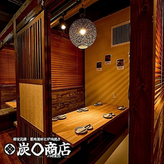 6名様まで利用可能な完全個室席は、周囲を気にせず食事と会話を楽しめる落ち着いた空間。接待や会食、家族利用にも対応し、料理をゆっくり味わいたい場面に適しています。照明や間隔にも配慮し、長時間でも過ごしやすい設えです。小規模な宴席や打ち合わせにも使いやすい個室です。事前予約で利用相談可能、柔軟対応可能。