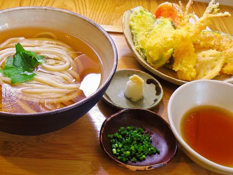 福岡県産小麦粉2種を独自の配合で作った自家製麺と無添加出汁が自慢のうどん専門店。