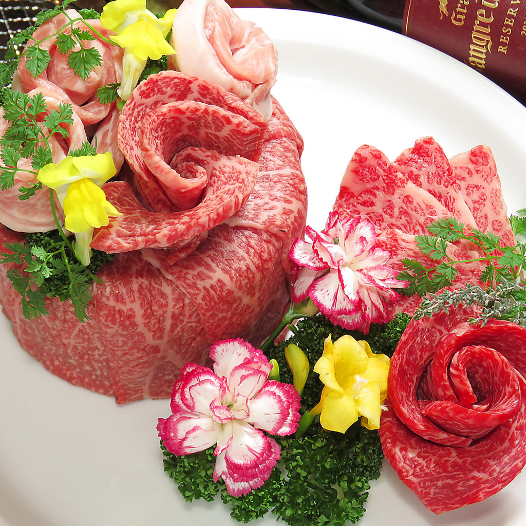 お祝いに最適な肉ケーキ★華やかさを添えます。大切な記念日を、特別な一皿で素敵に演出しましょう！