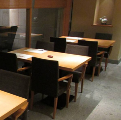 <テーブル席>窓際のテーブル席は、池を見ながらゆったりとお食事がお楽しみいただけます。