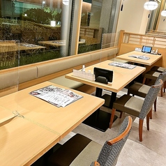 優しい日の光が窓から降り注ぐ、正座が苦手な方も安心のテーブル席。総席数は111席となっております。職人が丹精込めて仕立てる日本ならではの食文化を味わう贅沢な時間。落ち着いた空間でじっくりお楽しみください。