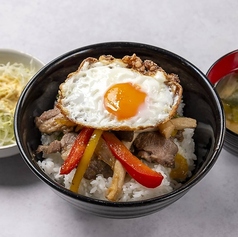 【丼メニュー人気No.1】野菜たっぷりで彩り鮮やか♪お店こだわりのラムロコモコ丼の写真