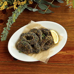 黒いイカリングフライ