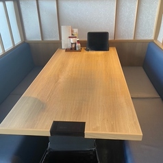 広々とした店内落ち着いたテーブル席です。人数に応じてお席をご用意いたします。※店舗により部屋の配置・席数が異なる場合がございます