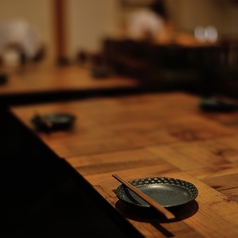 テーブルのお席は、温もりを感じる木のテーブルと椅子には座り心地の良い丸い座布団をご用意しております。カジュアルながらも落ち着いた空間が広がり、友人や家族と肩を並べて食事を楽しむのに最適。普段使いからご宴会利用にも◎リラックスした雰囲気の中で、心ゆくまで料理を堪能できる空間をご提供いたします！