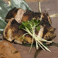 炭火でじっくりと焼き上げる。香ばしさが漂う炉端焼き