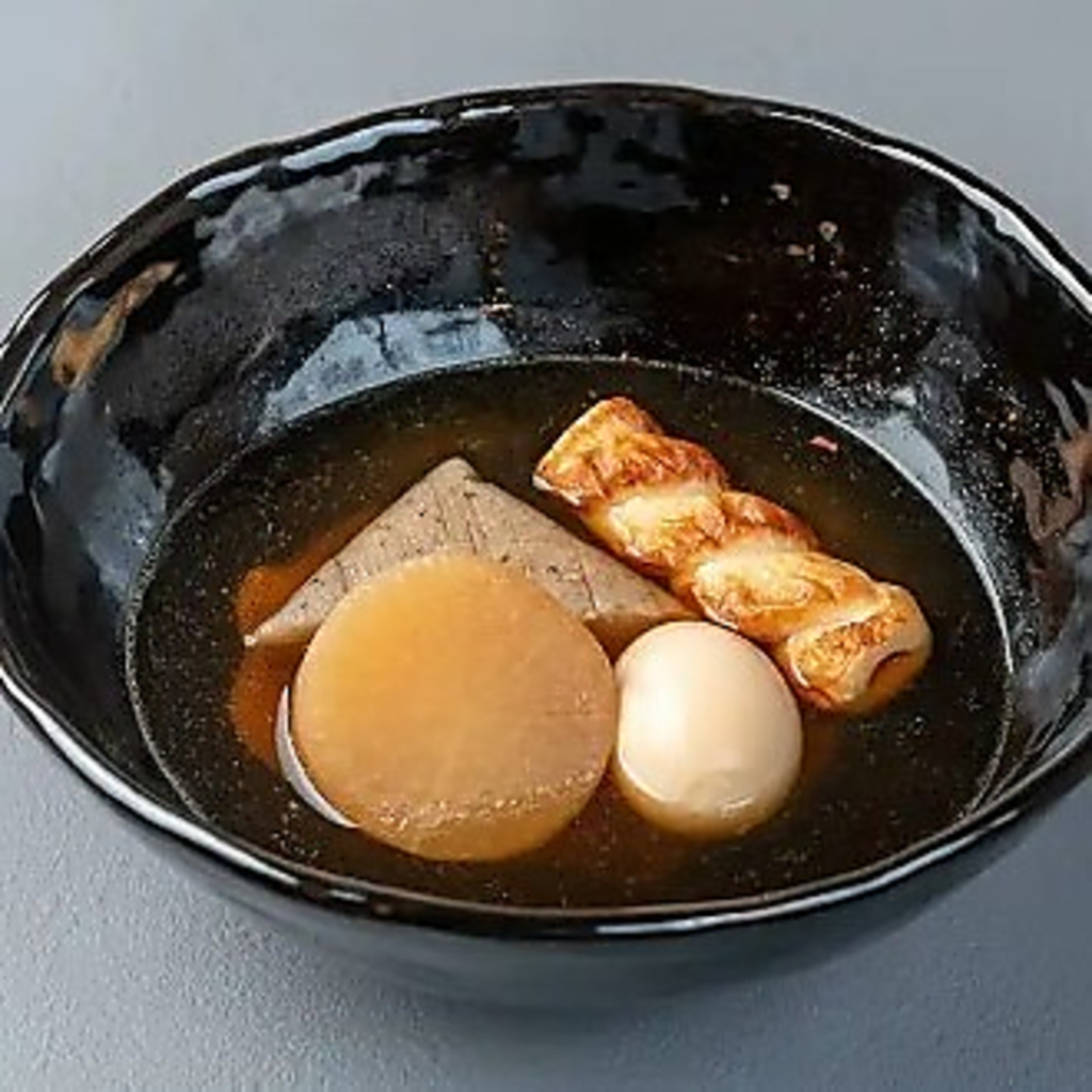 毎日引いた出汁で煮込む大根やちくわぶなど、全国各地の具材を取りそろえた当店自慢の創作おでん。