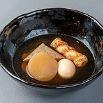 毎日引いた出汁で煮込む大根やちくわぶなど、全国各地の具材を取りそろえた当店自慢の創作おでん。