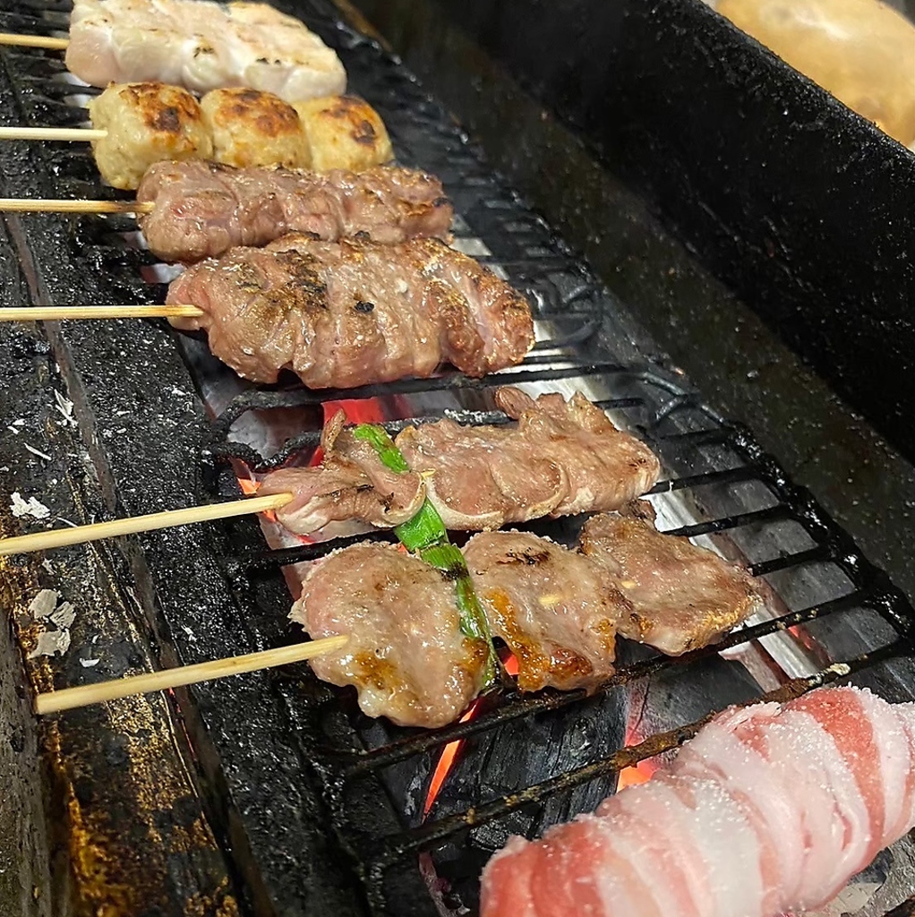 種類豊富にご用意したこだわりの串の数々を、豊富なお酒や落ち着いた雰囲気と共にお楽しみください！