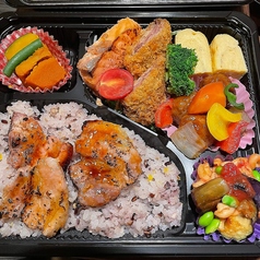 にぎやか弁当　700円(税込)～1500円(税込)