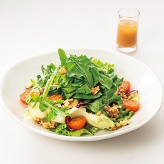 ルッコラとクルミのグリーンサラダ