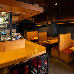 ライブ感満載のカウンター席が7席ございます。目の前で繰り広げられる調理風景を眺めながら、出来立ての美味しい料理を一番良い状態でお楽しみいただけます。お一人様はもちろん、デートや少人数でのご利用にも最適です。店主との会話も弾む、特別な時間をお過ごしください。