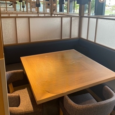 テーブル席ございます。ご家族、ご友人とのお食事はもちろん、各種ご宴会もぜひ『かごのや』をご利用下さい。※店舗により部屋の配置・席数が異なる場合がございます