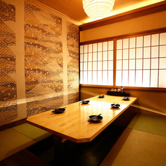 会社のチームでの宴会や同級生とのクラス会などはこちらの掘りごたつの個室がオススメ。足を延ばして寛いでいただけますので、長時間宴会でも疲れることはございません。間接照明の柔らかな光のあたる店内で思い出話や今後の展望といった会話の華を添える空間造りのお手伝いをいたします。