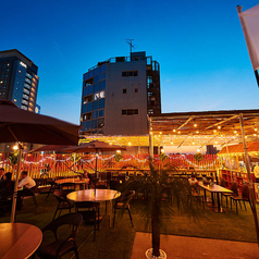 仕事終わりに立ち寄れば、そこはまるで南国のリゾート地。「BLUE HAWAII 新宿店」では、香ばしいBBQと色鮮やかなドリンクに囲まれながら、日常を忘れる時間を楽しめます。仲間との楽しいひとときや、大切な人との特別な時間にぴったりの空間です。