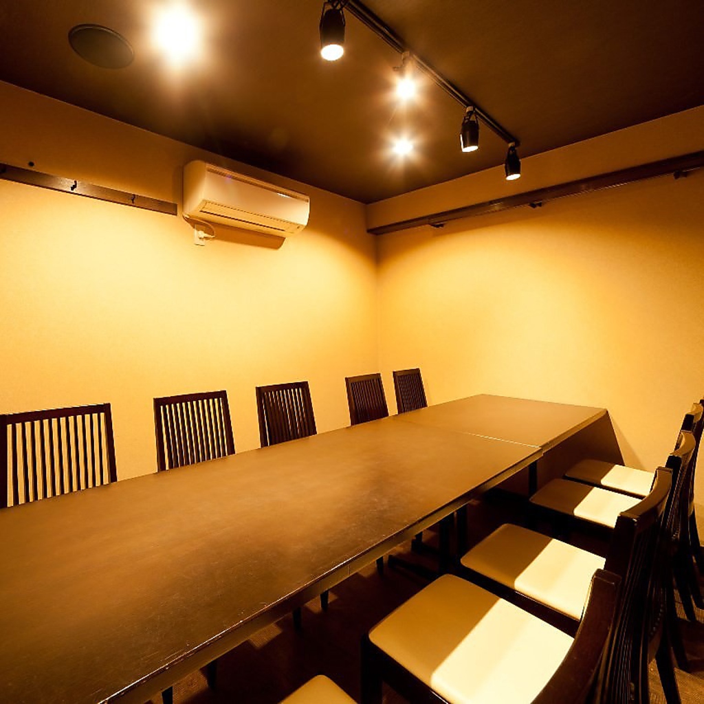 2階フロアにあるテーブル個室は最大10名様までご利用頂けます。少人数宴会に最適です。