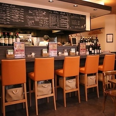 お洒落な雰囲気の店内には、カウンター席を8席ご用意しています。デートや気の置けないご友人とのお食事に、ゆったりと過ごせる空間です。