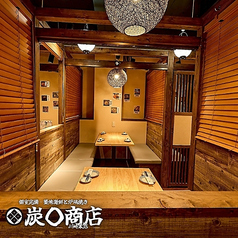 【小人数テーブル】 光と影が織り成す上質空間。都会の喧騒を忘れ大人の時間をゆったり堪能できる空間をご用意！2名～6名の少人数様向けのテーブル席などゆったりと優雅なお時間をお過ごし頂けるこちらのお席は、デートをワンランク上の仕上がりに！サプライズ演出できるデザートプレートもご用意しております！！